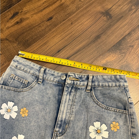 Denim Frayed Blue Jean Shorts with Florals Women’s Medium - Picture 4 of 8